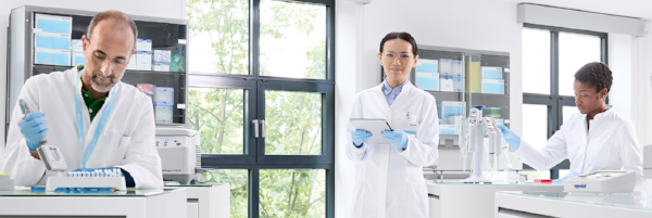 1714263_people-lab-scene_Portrait-Female-Scientist_Female-Scientist_2880x900.png